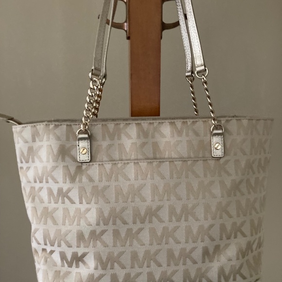 MICHAEL KORS CANVAS GOLD CHAIN LINK & LEATHER SIGNATURE JACQUARD BAG - Picture 2 of 6